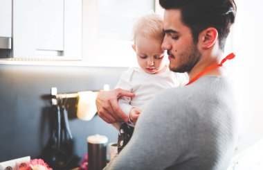 sarılma küçük kızı evde mutfak genç baba