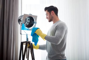 Genç adam sarı eldiven şık lamba