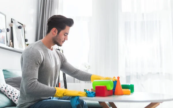 Joven Padre Limpiando Juguetes Mesa Después Jugar Con Niño Casa — Foto de Stock