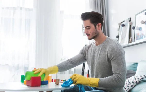 Joven Padre Limpiando Juguetes Mesa Después Jugar Con Niño Casa — Foto de Stock