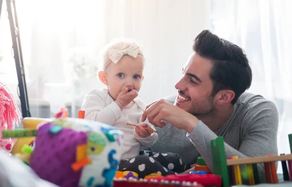 Padre Figlia Giocano Con Giocattoli Sul Divano Casa — Foto Stock