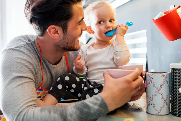 Junger Vater Mit Kleinkind Isst Gesunde Babynahrung Küche — Stockfoto