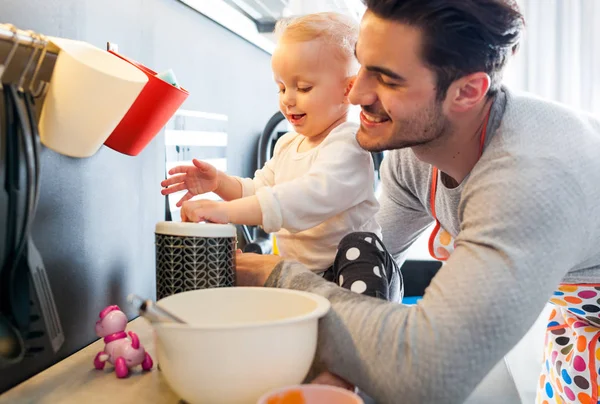 Baba ve kızı mutfakta birlikte vaktinizi