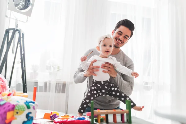 Père Fille Jouant Avec Des Jouets Sur Canapé Maison — Photo