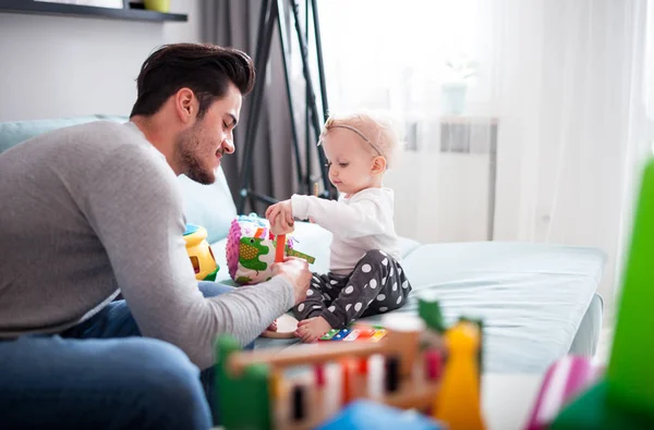 Vater Und Tochter Spielen Mit Spielzeug Auf Sofa Hause — Stockfoto