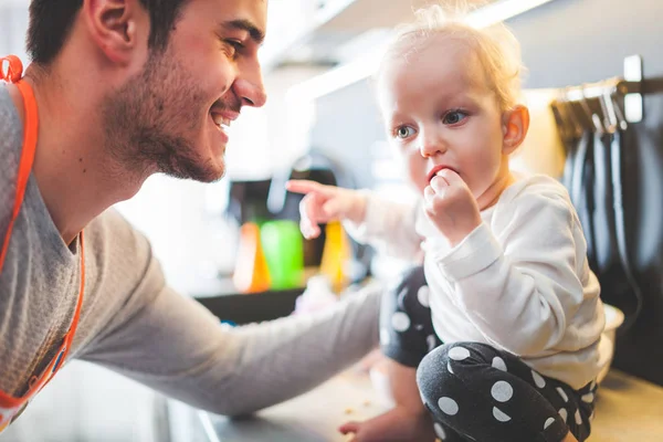 Junger Vater Mit Kleinkind Isst Gesunde Babynahrung Küche — Stockfoto