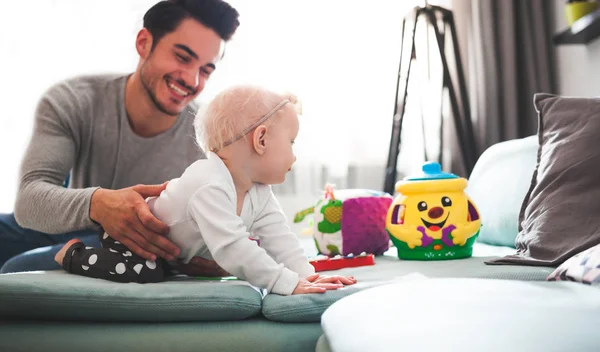 Vater Und Tochter Spielen Mit Spielzeug Auf Sofa Hause — Stockfoto