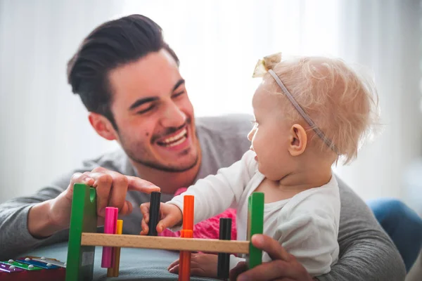 Vader Dochter Spelen Met Speelgoed Sofa Thuis — Stockfoto