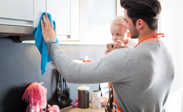 Genç baba küçük kızı yandan mutfak temizlik