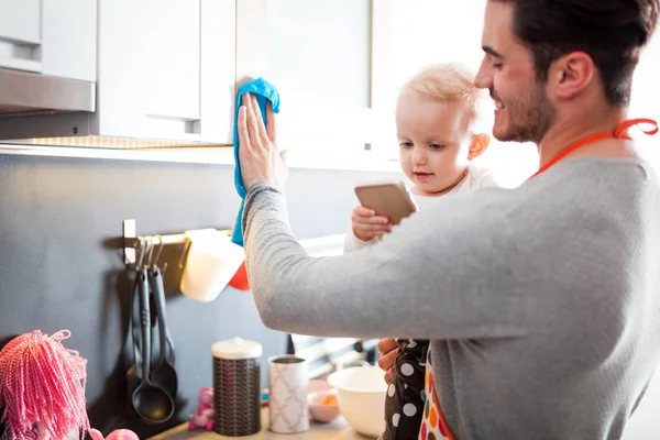 Genç baba küçük kızı yandan mutfak temizlik