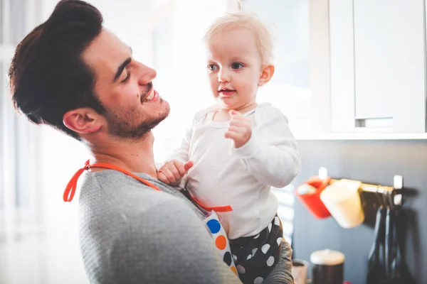 Junger Vater Umarmt Kleine Tochter Küche Hause — Stockfoto