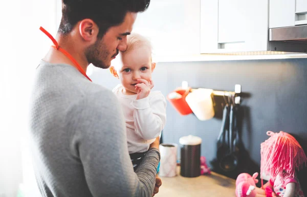 Junger Vater Umarmt Kleine Tochter Küche Hause — Stockfoto