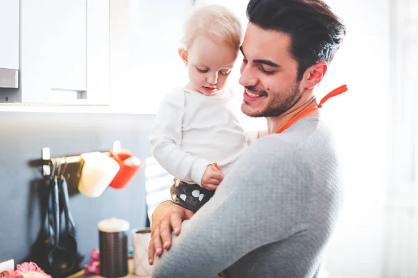 Junger Vater Umarmt Kleine Tochter Küche Hause — Stockfoto