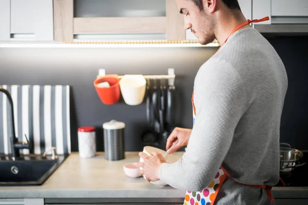 Jovem Preparando Comida Cozinha Moderna Casa — Fotografia de Stock