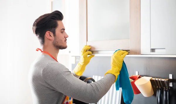 Hombre Joven Guantes Amarillos Cocina Limpieza — Foto de Stock