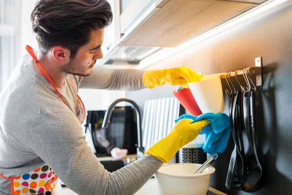 Młody Człowiek Żółtej Rękawice Sprzątanie Kuchni — Zdjęcie stockowe