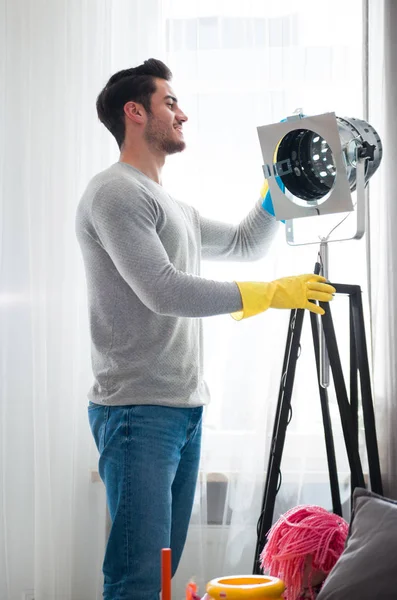 Genç adam sarı eldiven şık lamba