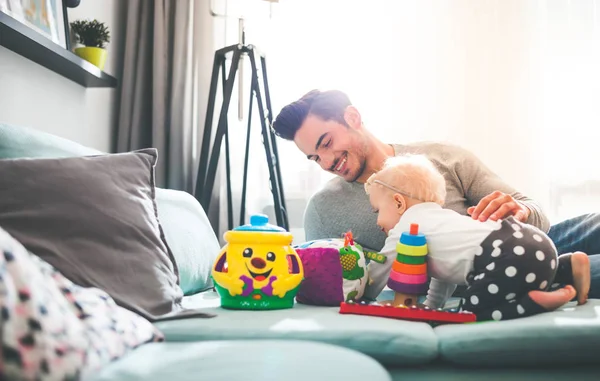 Vater Und Tochter Spielen Mit Spielzeug Auf Sofa Hause — Stockfoto