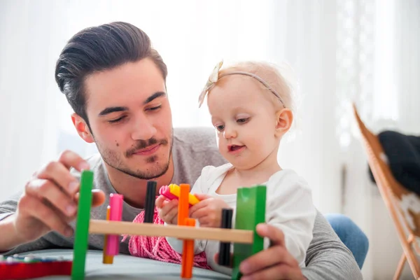 Vader Dochter Spelen Met Speelgoed Sofa Thuis — Stockfoto