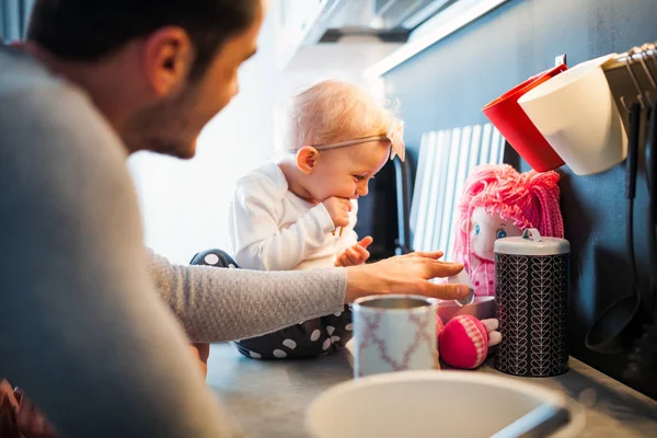 Père Fille Profiter Temps Ensemble Dans Cuisine — Photo