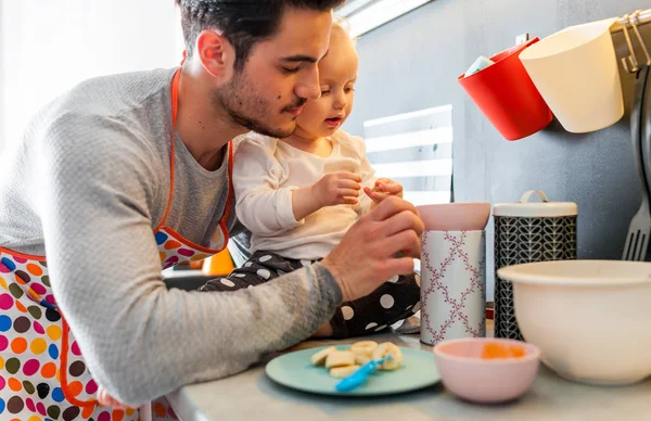 Baba ve kızı mutfakta birlikte vaktinizi