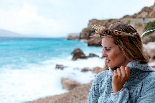 Portret Van Mooie Vrouw Strand Tijdens Storm — Stockfoto