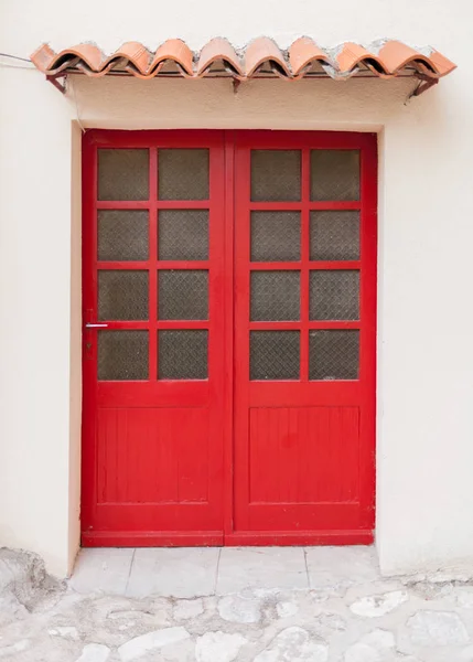 Leuchtend Rote Haustüren Weißer Fassade Des Gebäudes — Stockfoto