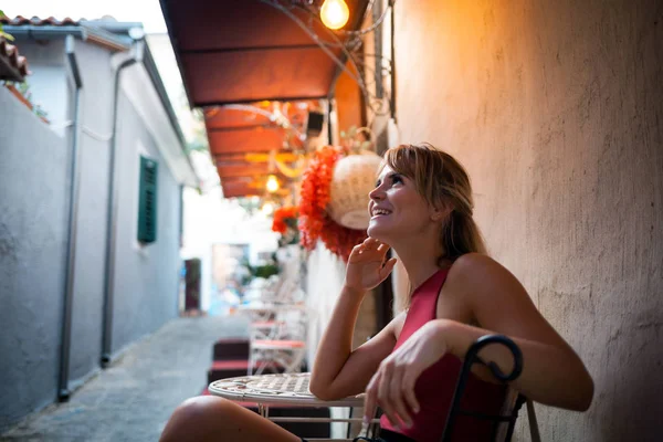 Beautiful Tourist Woman Local Restaurant Waiting Food — Stock Photo, Image