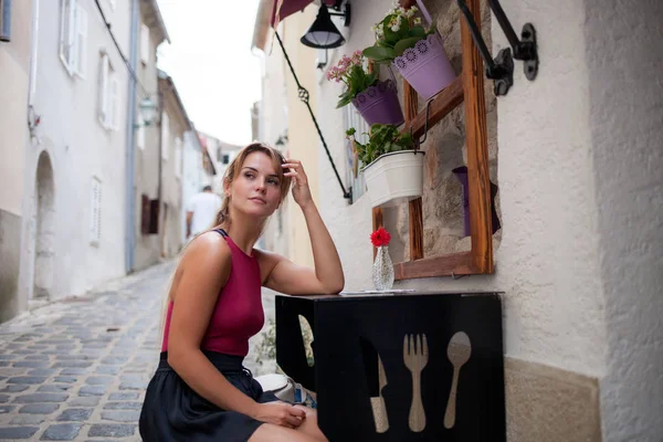Beautiful Tourist Woman Local Restaurant Waiting Food — Stock Photo, Image