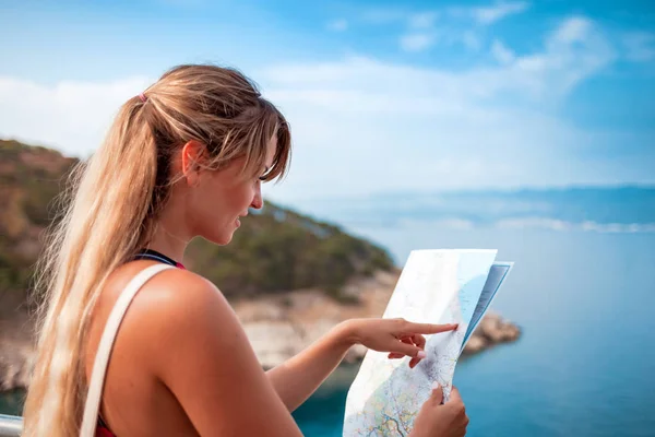 Giovane Donna Che Guarda Mappa Sulla Riva Del Mare — Foto Stock