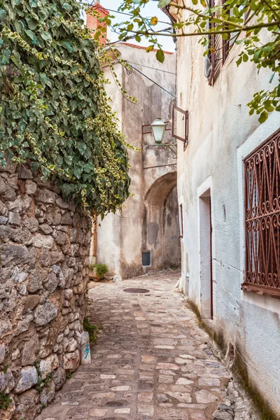 Úzká Ulice Staré Kamenné Domy Krk Chorvatsko — Stock fotografie