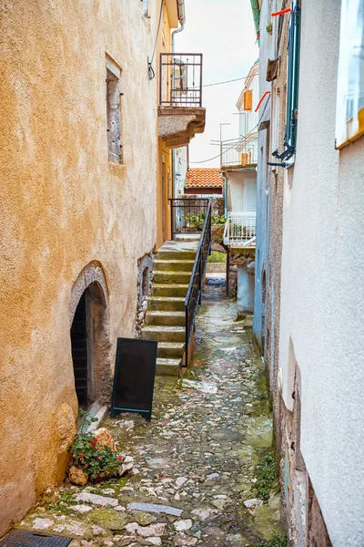 Strada Stretta Con Vecchie Case Pietra Krk Croazia — Foto Stock