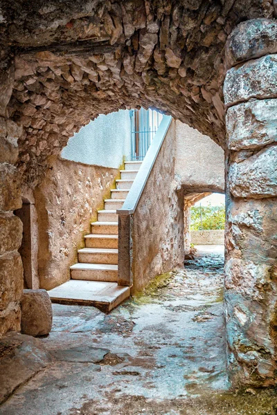 Calle Estrecha Con Casas Piedra Escaleras Croacia — Foto de Stock