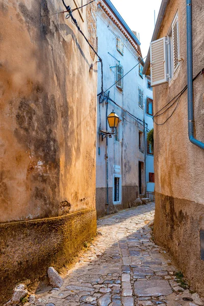 Pohled Úzkou Ulicí Starobylými Domy Chorvatsku Vrbniku Ostrově Krk — Stock fotografie