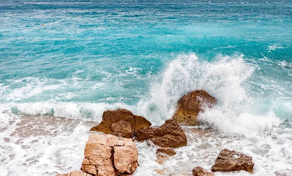 Sturm Auf Tropischem Meer Mit Krachenden Wellen Auf Felsen — Stockfoto
