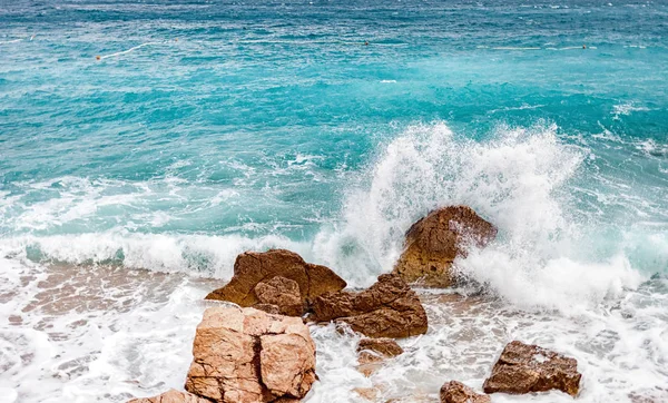 Tempesta Sul Mare Tropicale Con Onde Che Infrangono Sulle Rocce — Foto Stock