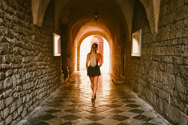 Donna Turistica Piedi Attraverso Tunnel Pietra Medievale — Foto Stock