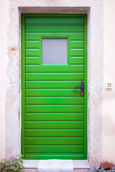 从克罗地亚的传统绿色前门的看法 — 图库照片