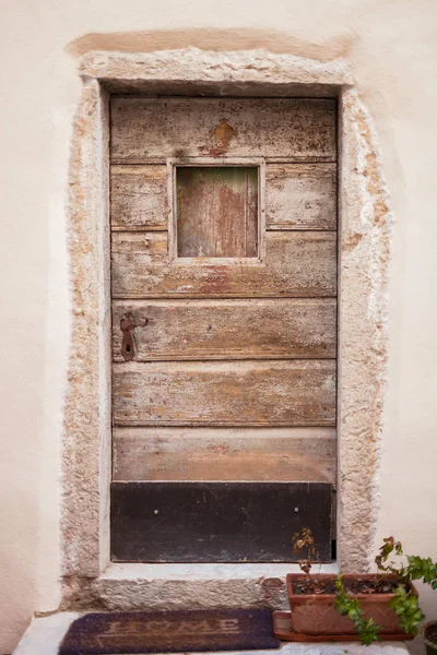 Traditionelle Hölzerne Haustür Aus Kroatien — Stockfoto