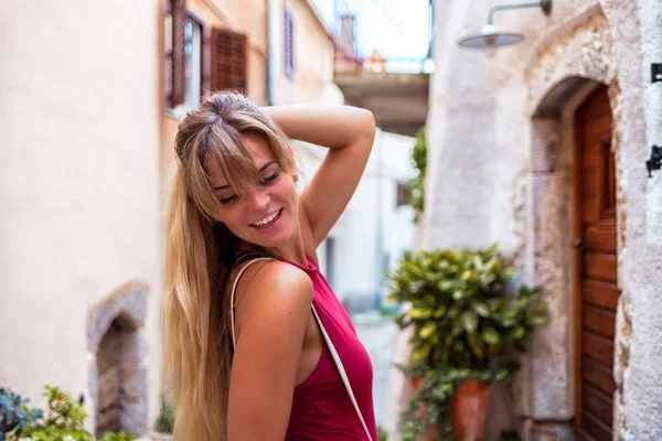 クロアチアの狭い通りにポーズをとって髪の長い若い女性 — ストック写真