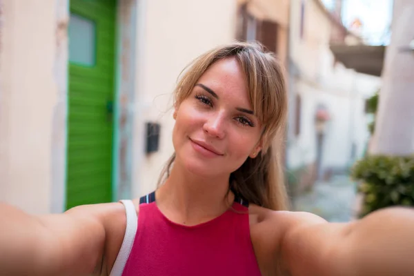 Jovem Sorrindo Mulher Tomando Selfie Rua Estreita Durante Férias Croácia — Fotografia de Stock