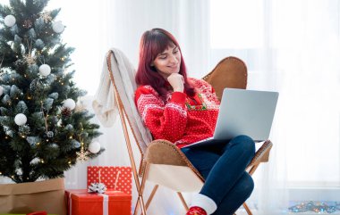 Xmas ağacı, Noel alışveriş online yanında dizüstü kullanan genç kadın