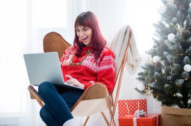 Xmas ağacı, Noel alışveriş online yanında dizüstü kullanan genç kadın
