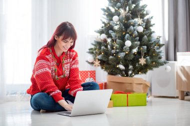 Xmas ağacı, Noel alışveriş online yanında dizüstü kullanan genç kadın