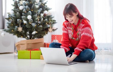 Xmas ağacı, Noel alışveriş online yanında dizüstü kullanan genç kadın