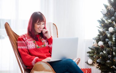 Xmas ağacı, Noel alışveriş online yanında dizüstü kullanan genç kadın