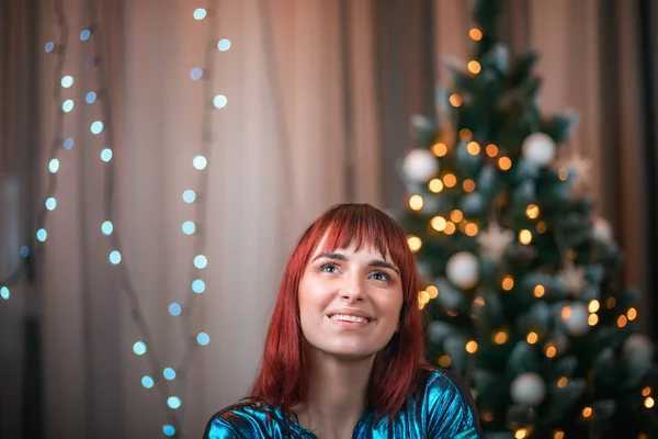 Mooie Jonge Vrouw Naast Kerstboom Thuis Kopie Ruimte Boven — Stockfoto