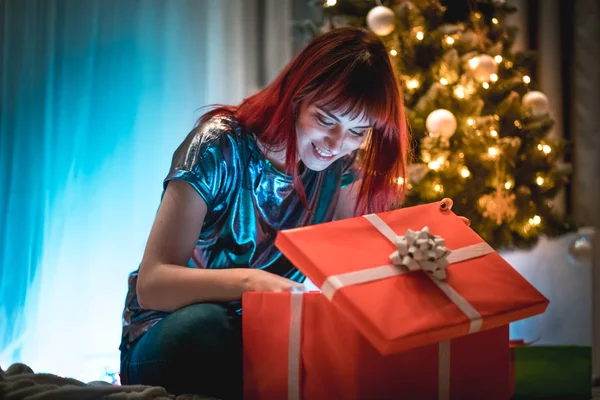 Mulher Alegre Abrindo Caixa Presente Natal Sob Árvore Casa — Fotografia de Stock