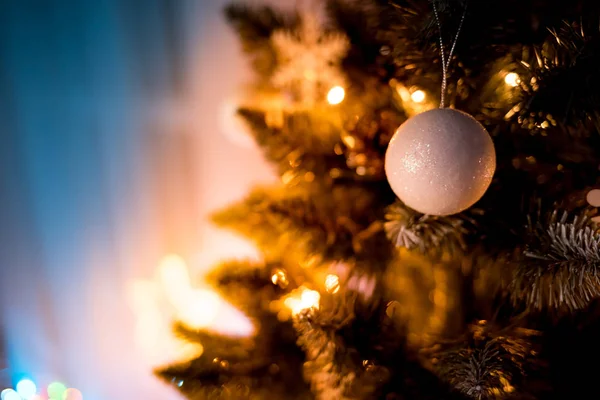 圣诞装饰品圣诞树上 — 图库照片