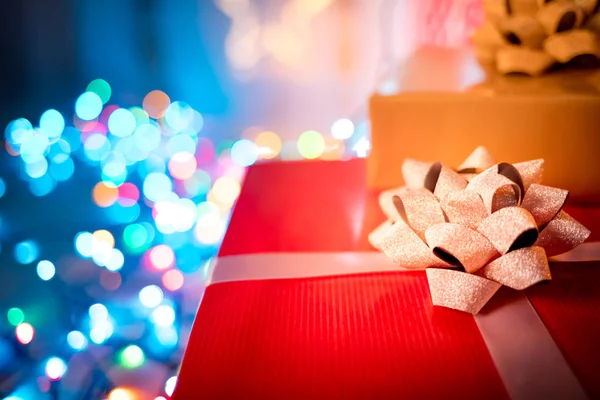 Confezione Regalo Natale Accanto Alle Decorazioni — Foto Stock